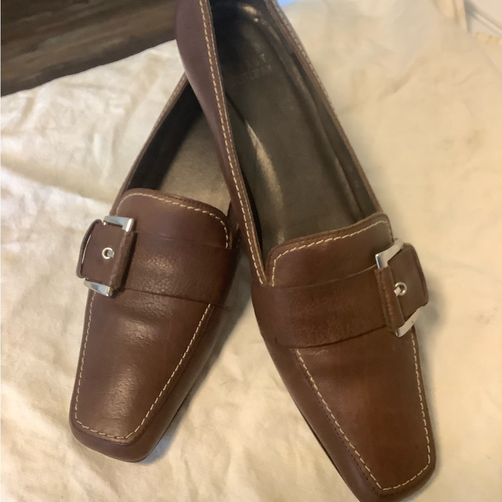 Stuart Weitzman Kitten Heel Leather Pumps 7.5 Narrow